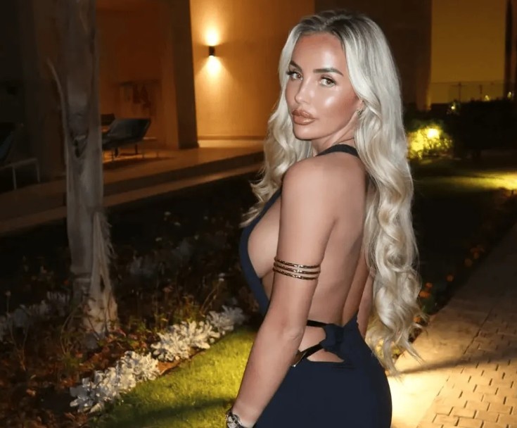 华体会hth-太阳报：帕尔默模特女友更新社交动态，性感黑色长裙尽显好身材