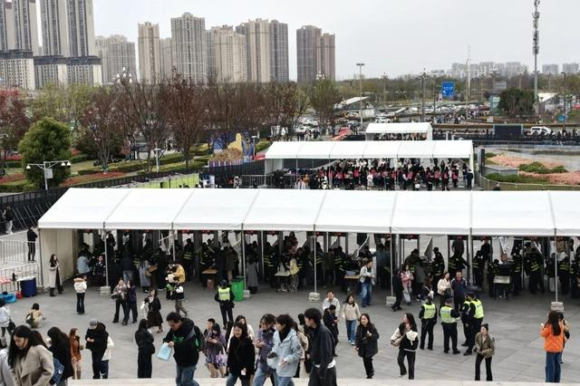 hth-近6万名观众来金牛观赛观演，五粮液文体中心迎来今年首个双馆同开|五粮液文化体育中心|中超|金牛区|中超联赛|成都蓉城_新浪体育_新浪新闻